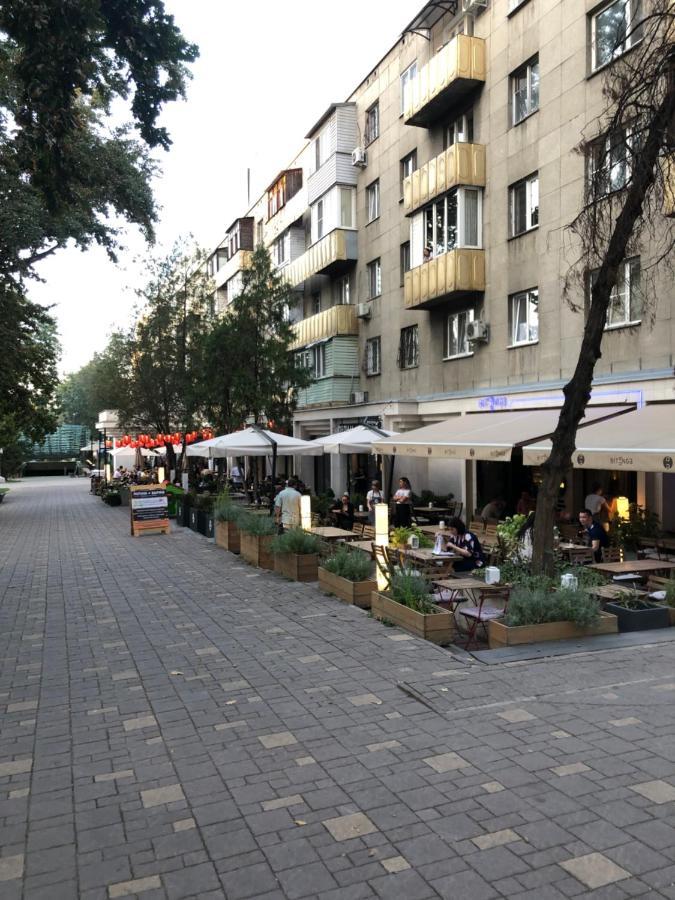 The Soviet Union Apartment In The Heart Of The Old City アルマトイ エクステリア 写真
